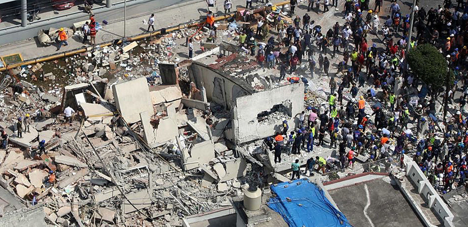 Una vista aérea muestra a cientos de personas, entre afectados y rescatistas, en medio de edificios colapsados en Ciudad de México (México). 