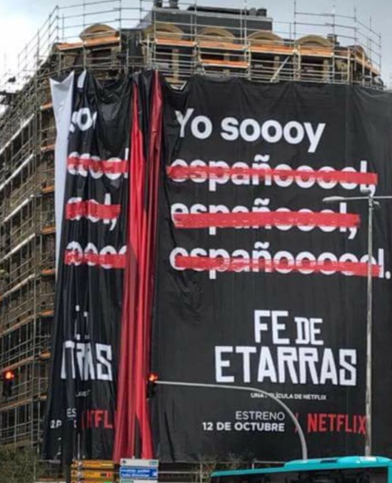 Cartel de 'Fe de Etarras' colgado por Netflix en San Sebastián.