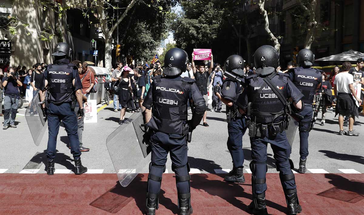 Simpatizantes de la CUP en su concentración ante la sede de la formación en protesta por las detenciones de este miércoles