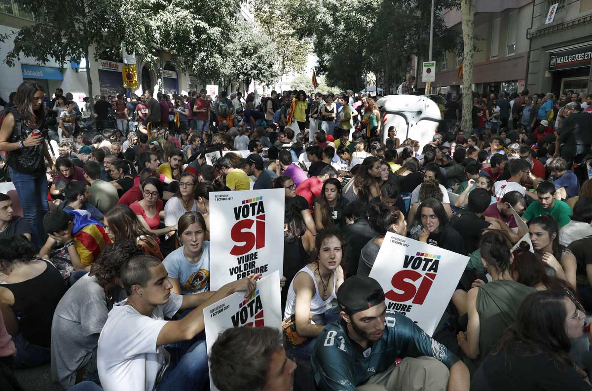 Un millar de simpatizantes de la CUP permanecen concentrados desde el mediodía ante la sede central de esta formación en Barcelona.