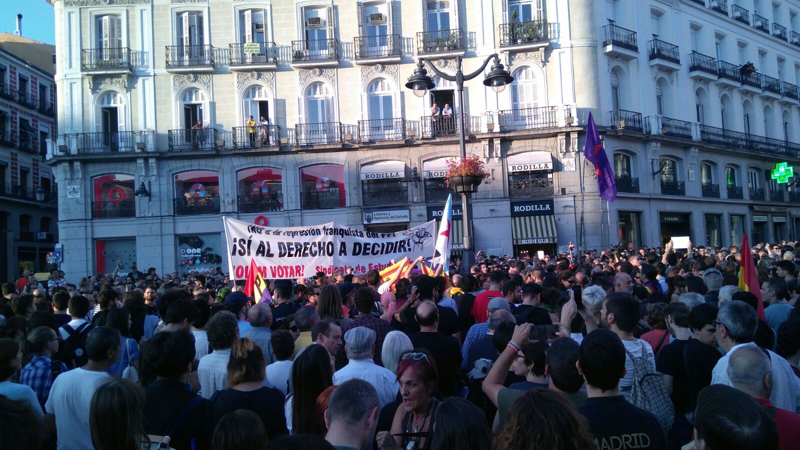 Manifestación en la Puerta del Sol, Madrid, por las detenciones en Cataluña.