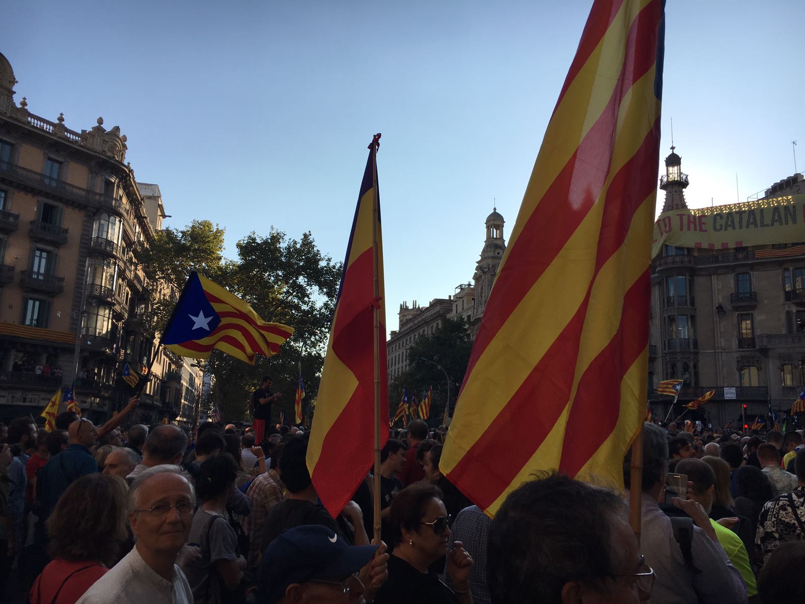 Banderas de Cataluña, junto a una republicana, en la manifestación