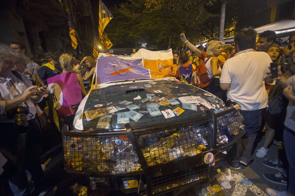 Tres coches de la Guardia Civil han quedado destrozados durante la concentración de protesta ante la Consellería de Economía. EFE