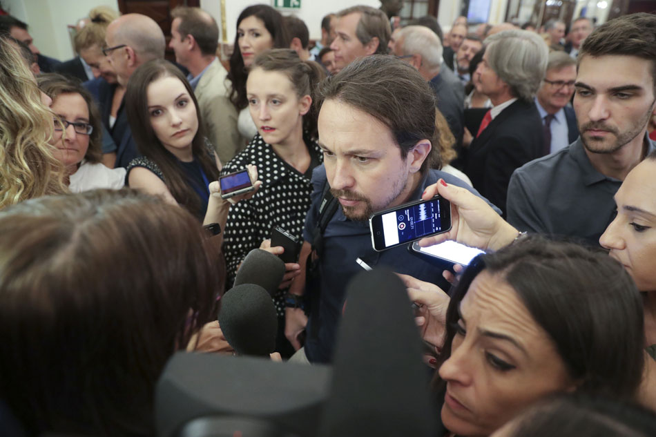 El líder de Unidos Podemos, Pablo Iglesias, atiende a los medios al término del pleno celebrado hoy en el Congreso de los Diptuados. 