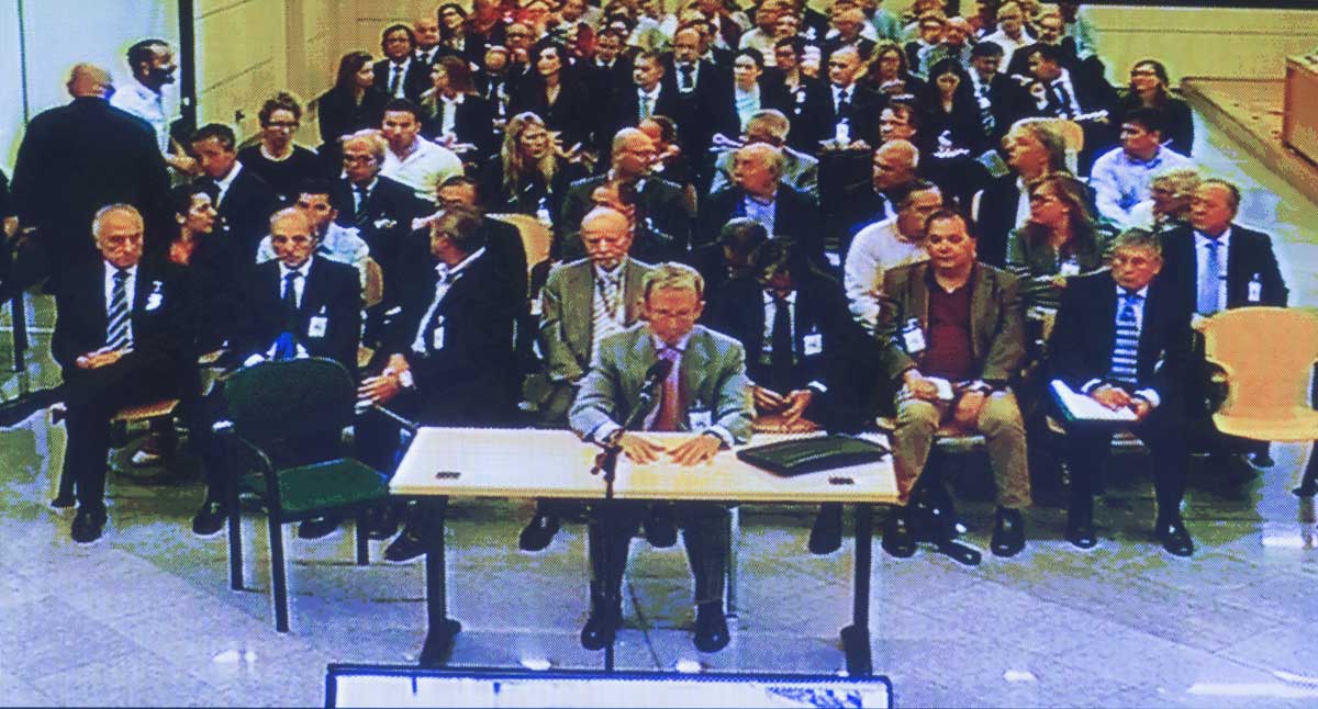En la imagen del pasado lunes, vista de la pantalla de la sala de prensa de la Audiencia con la comparecencia del expresidente de la entidad Francisco Briones. 