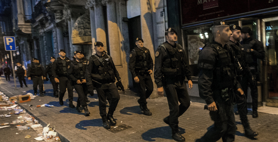 Los agentes de la Guardia Civil que han participado en el registro de la sede de la consellería de Economía de la Generalitat con motivo del 1-O, salen del edificio esta mañana acompañados de los Mossos d'Esquadra