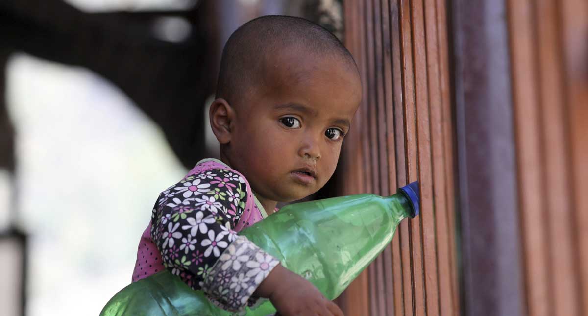 Un niño refugiado perteneciente a la minoría musulmana rohinyá juega en el exterior de un edificio de las afueras de Srinagar, la capital estival de la Cachemira india (india). 