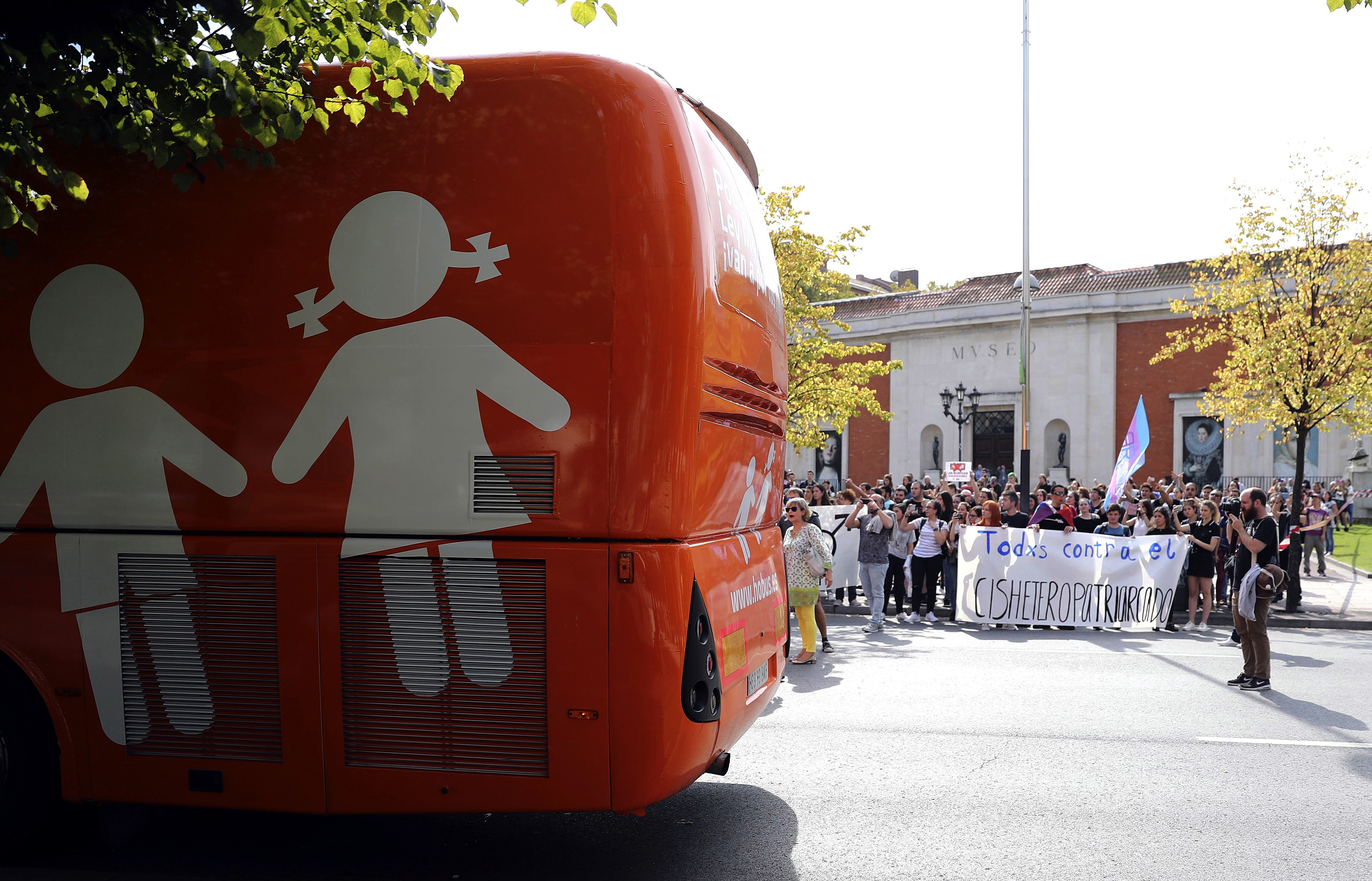 Colectivos LGTBI y simpatizantes protestan por presencia HazteOir en Bilbao 