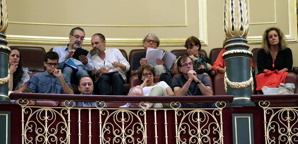 Miembros de los Consejos de Informativos de RTVE en la tribuna del Congreso