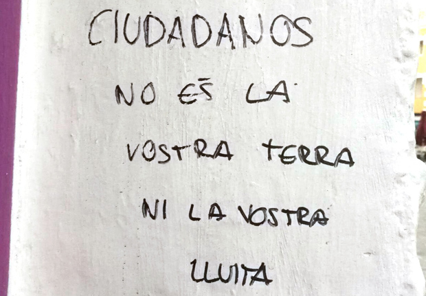 Uno de los carteles pegados en la fachada del comercio de los padres de Rivera. 