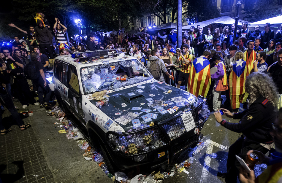 Aspecto ayer de uno de los coches de la Guardia Civil que realizaban un registro con motivo del 1-O en la sede de la consellería de Economía de la Generalitat. 