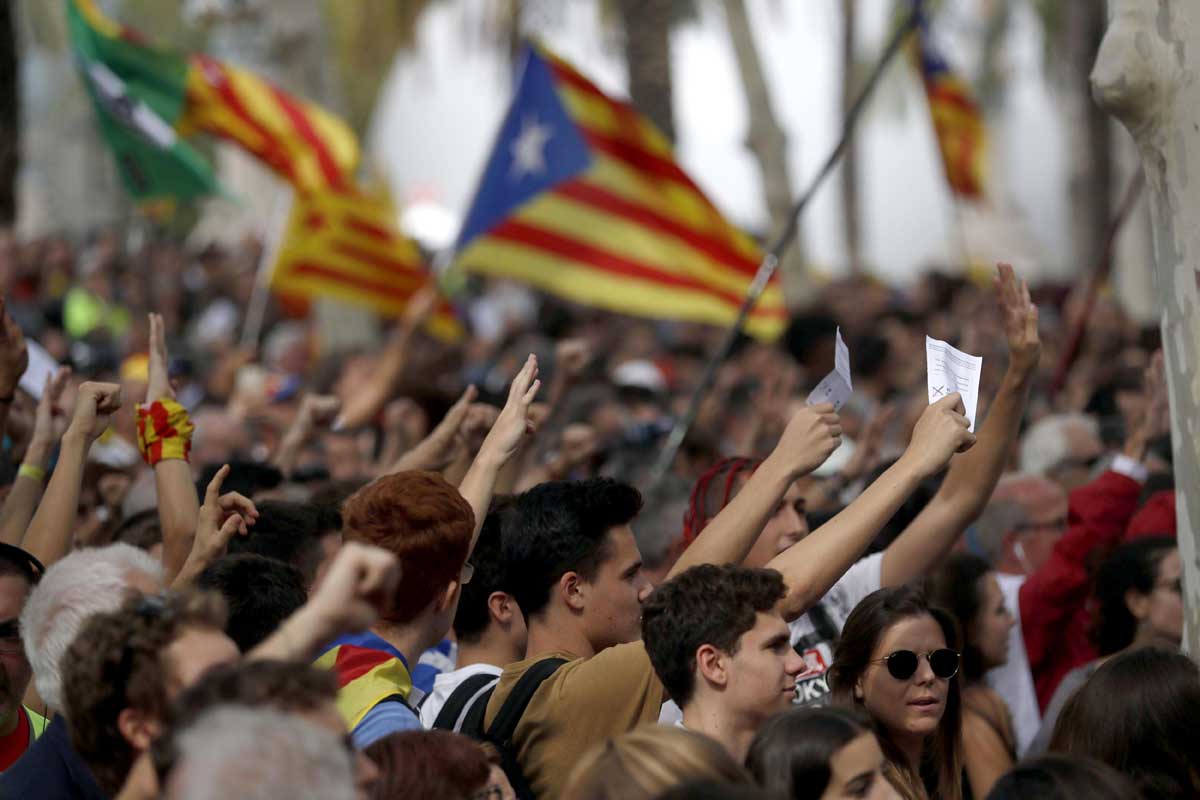 Cientos de personas se concentran frente al Palacio de Justicia de Barcelona, sede del Tribunal Superior de Justicia de Cataluña