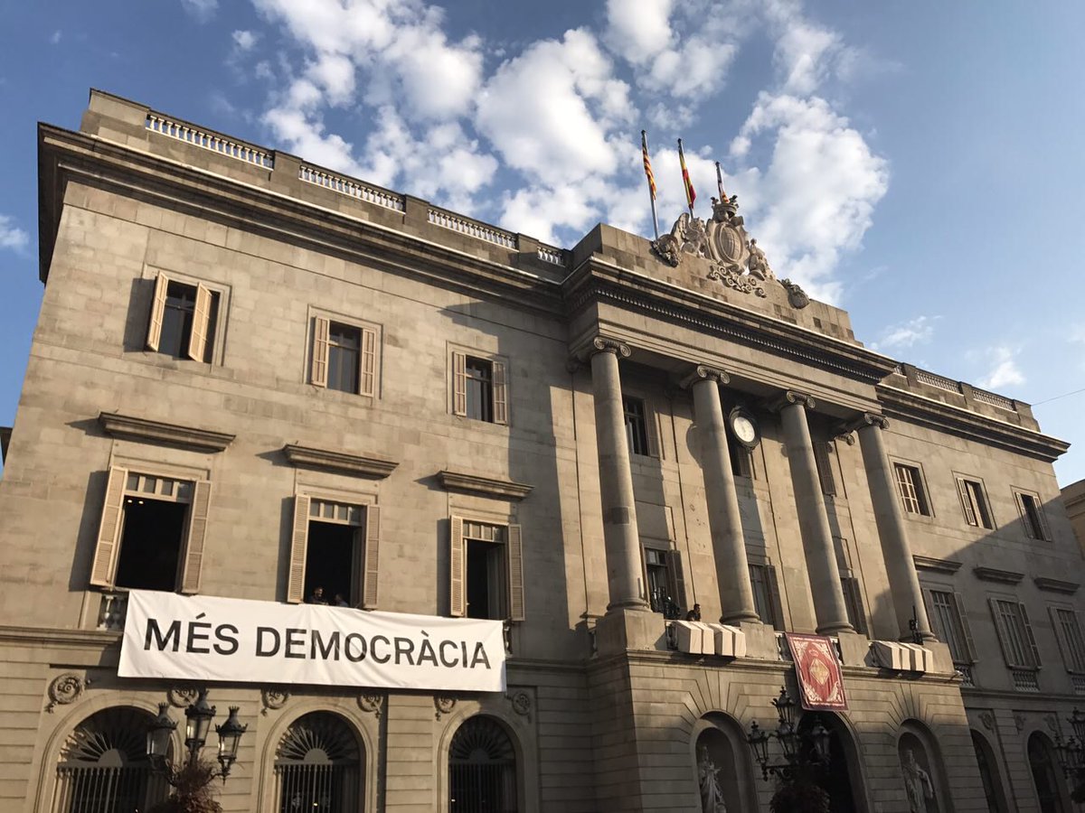 La fachada del Ayuntamiento de Barcelona con la pancarta de "Más democracia".