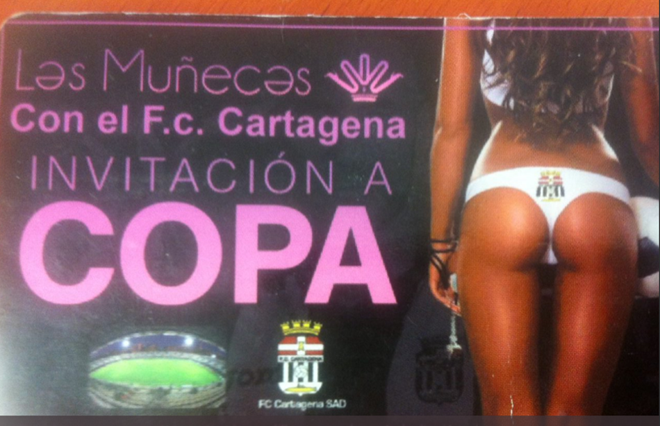 Tarjeta del club del alterne en el que figura el escudo del FC Cartagena. 