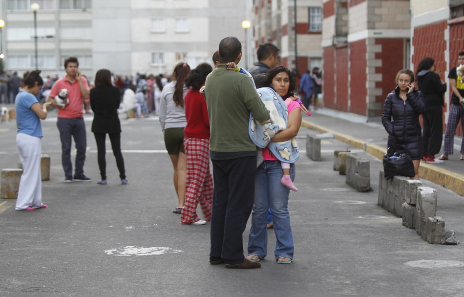 Habitantes de la capital mexicana tratan de ponerse a resguardo tras el nuevo sismo. 