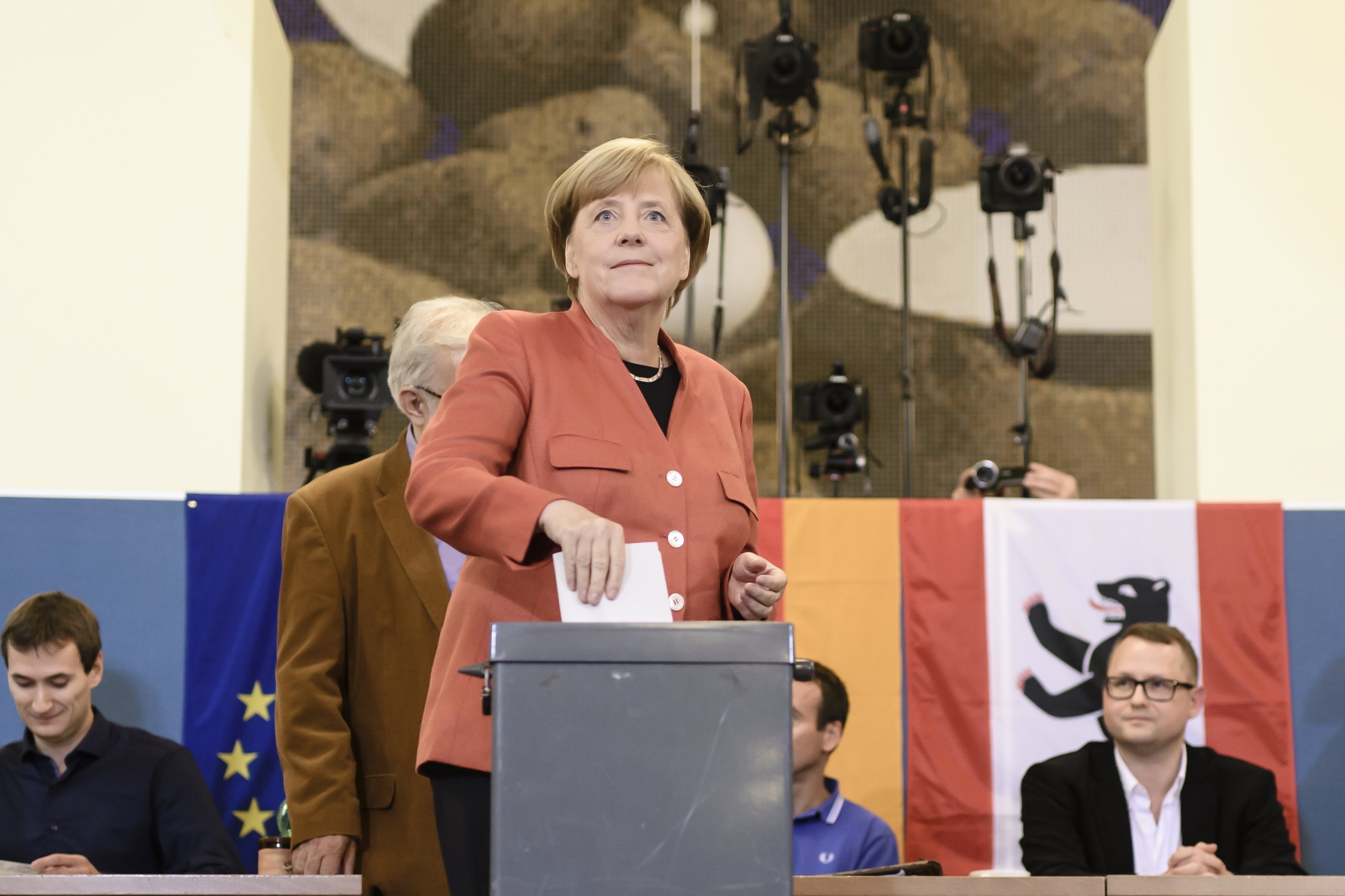 La canciller alemana Angela Merkel en una mesa de votación en Berlín, Alemania. 
