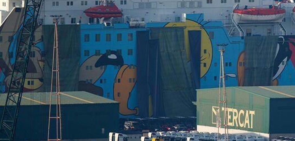 Grandes lonas cubren los dibujos de los Looney Tunes en el barco fletado por Interior. 