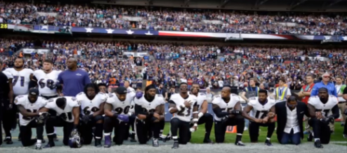 Los jugadores de la NFL se arrodillan como protesta contra Donald Trump
