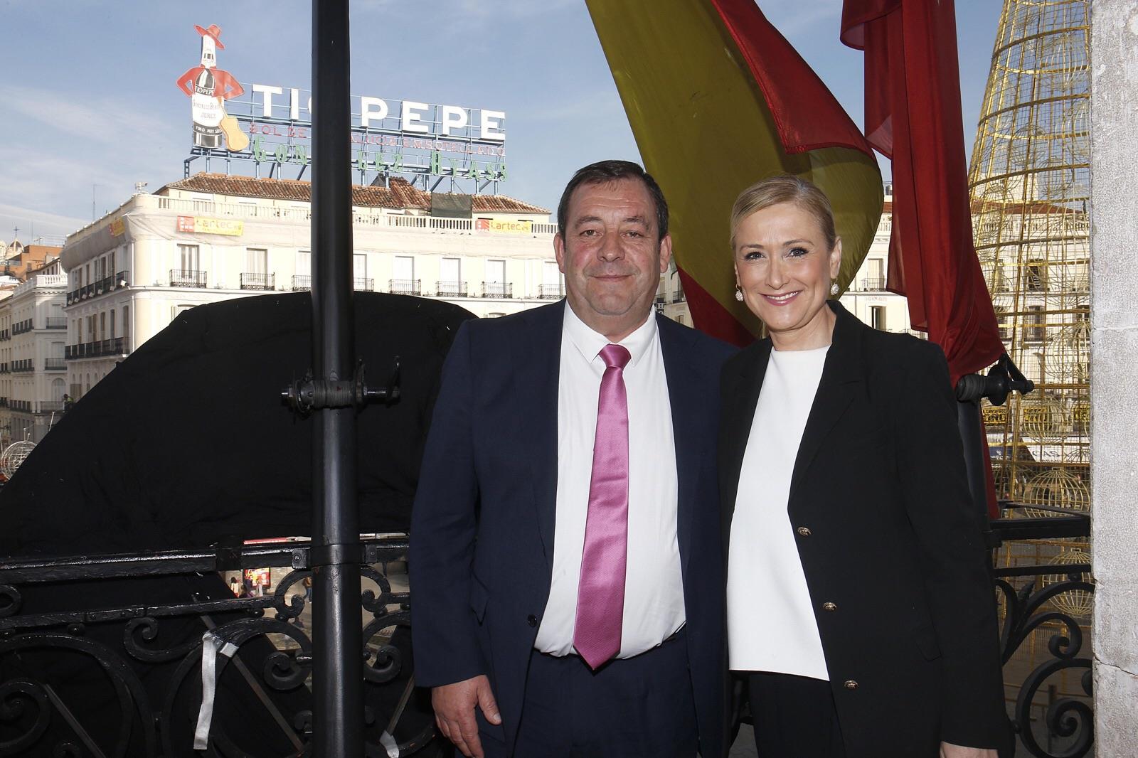 El exalcalde de Robledo de Chavela, Mario de la Fuente, con Cristina Cifuentes en la sede del Gobierno de la Comunidad de Madrid. 