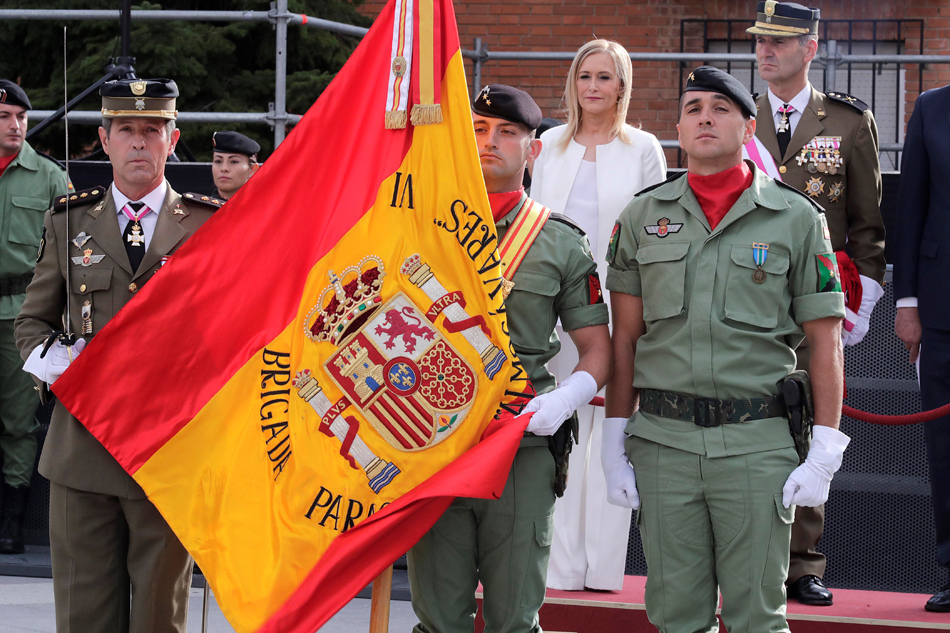 Imagen de archivo de la Comunidad de Madrid con Cristina Cifuentes presidiendo una jura de bandera.