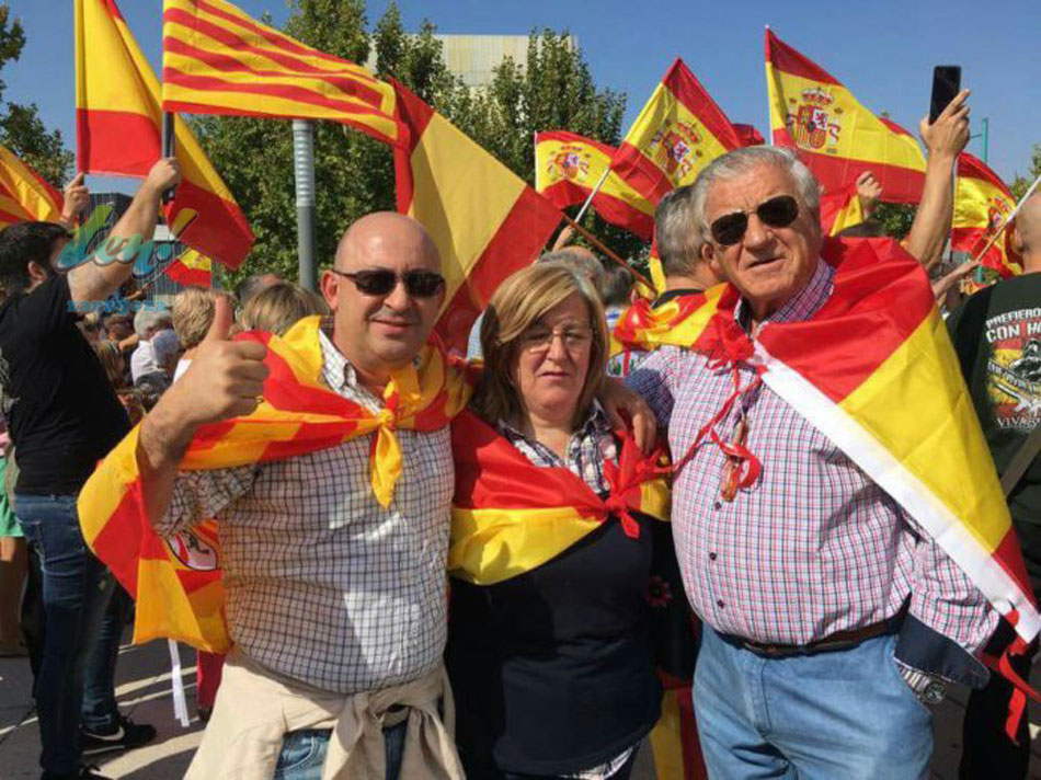 El secretario de Organización del PP de Zaragoza, José Luis Benítez Uriel (izq.) en la protesta ultra contra el acto de Podemos