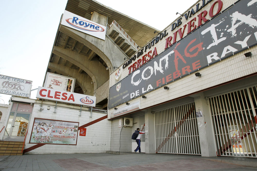 Vista de la fachada del Estadio de Vallecas, en el que juega sus partidos de Liga el Rayo Vallecano. EFE/Archivo