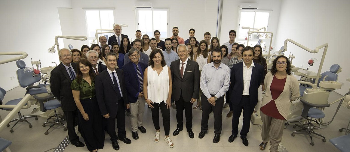 De derch a Izq,  Regidora de Palma Joana Mª Adrover, Vicepres. del Consell Insular Xesc Miralles, El vicerector de Titols UIB Xavier Varona,  Diego González  ADEMA, Presidenta  F. Armengol, Viçens Thomas VicePresi Parlament, el DG Univ Juanjo Montaño ... 