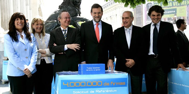 Imagen de 2006 cuando Rajoy presentó los cuatro millones de firmas solicitando un referéndum sobre el Estatut