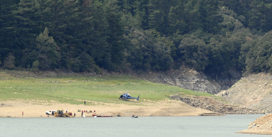 Los equipos de rescate trabajan en el lugar donde fue encontrado el vehículo de los dos jóvenes desaparecidos en el pantano de Susqueda