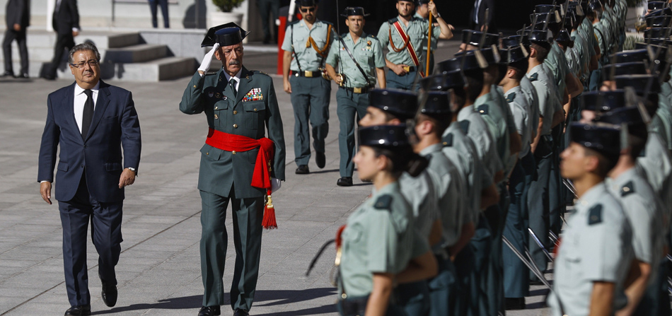 El ministro del Interior, Juan Ignacio Zoido (i), pasa revista durante un acto de la Guardia Civil, este lunes