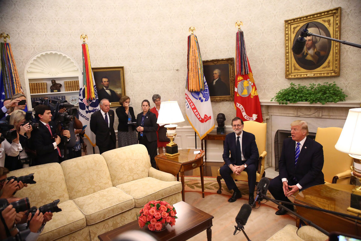El presidente del Gobierno, Mariano Rajoy, junto al presidente de EEUU, Donal Trump, en el Despacho Oval de la Casa Blanca