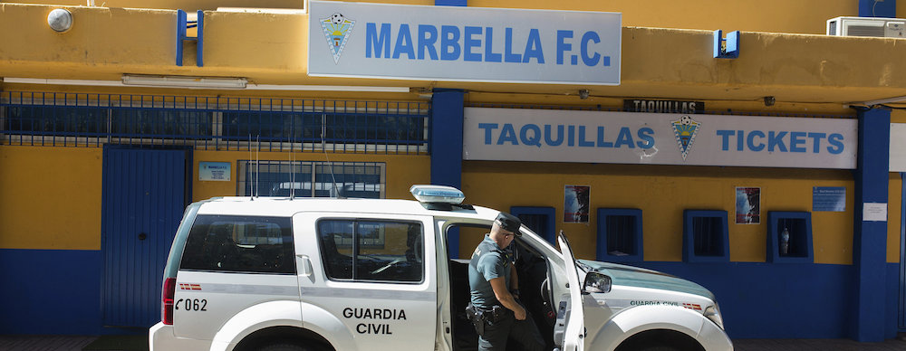 Un vehículo de la Guardia Civil, frente a las taquillas del Marbella FC.