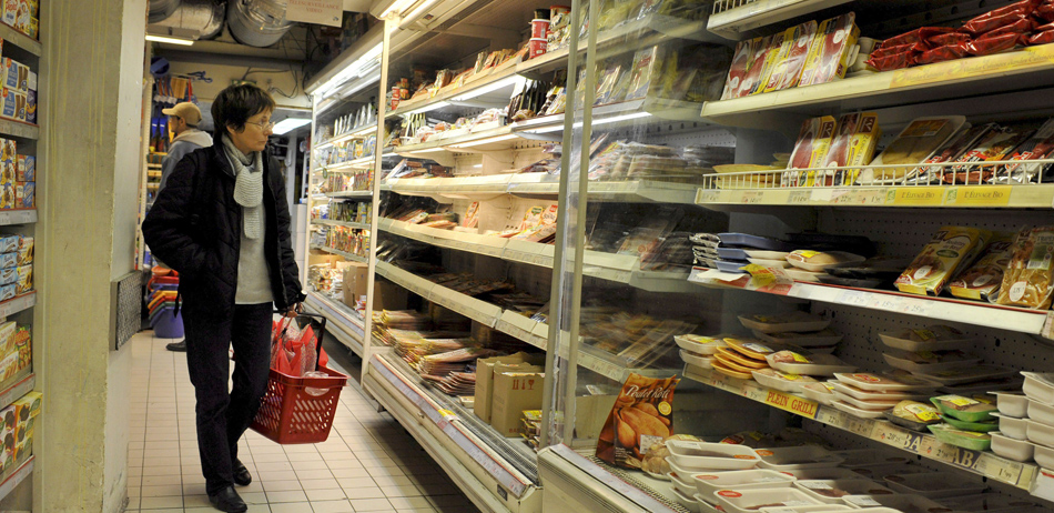Un cliente observa las estanterías de un supermercado