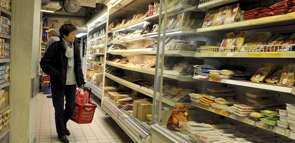 Un cliente observa las estanterías de un supermercado Un cliente observa las estanterías de un supermercado