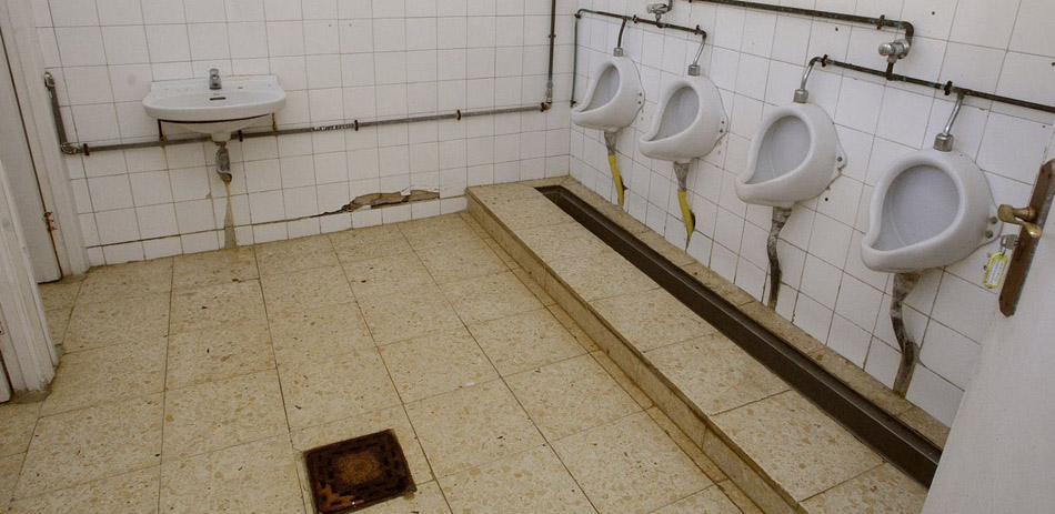 Foto del baño de niñas donde estaban los urinarios retirados el año pasado