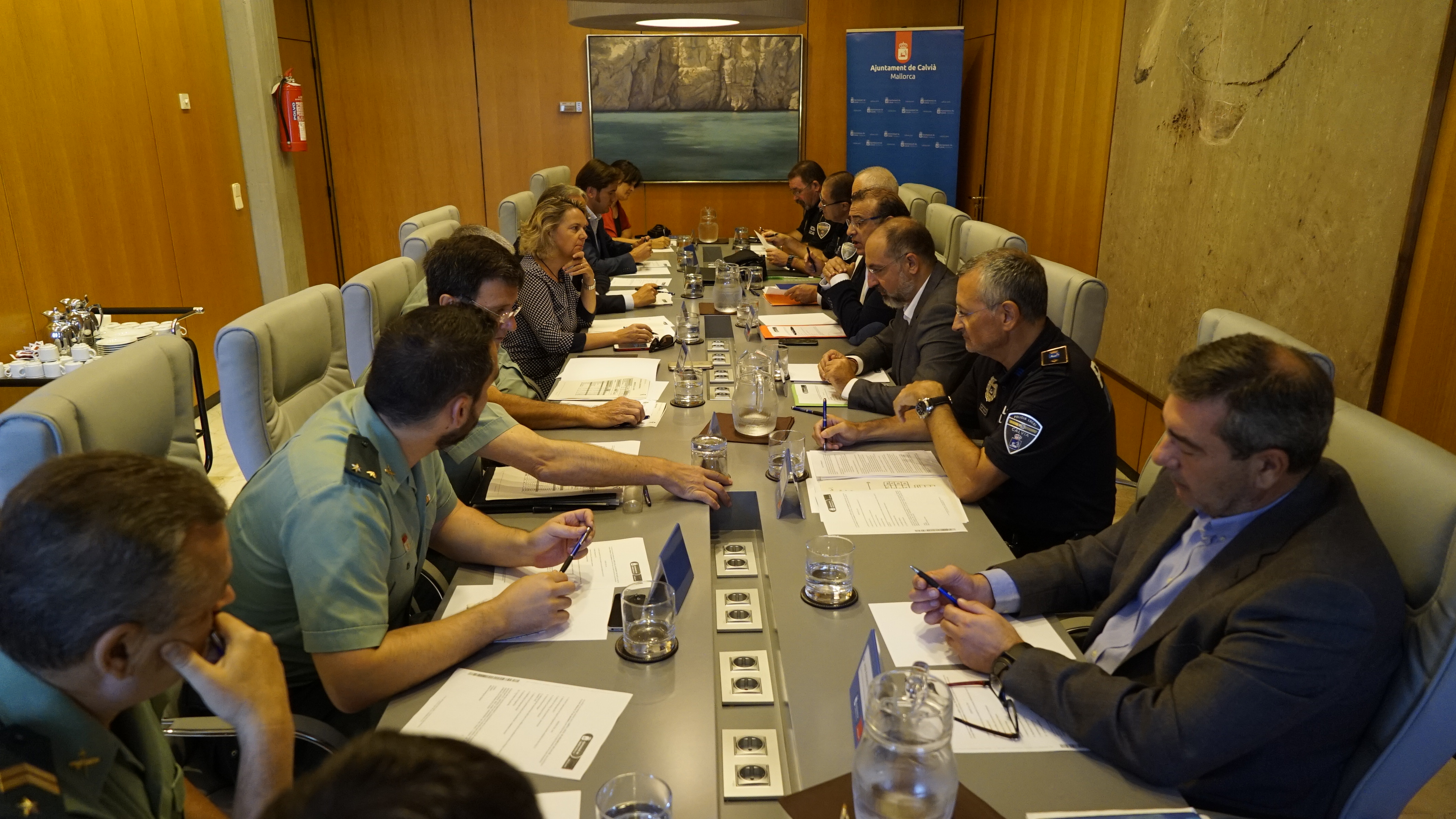 Policia local de Calviá y Guardia Civil en la mesa de reunión para valorar la campaña de verano en el municipio.