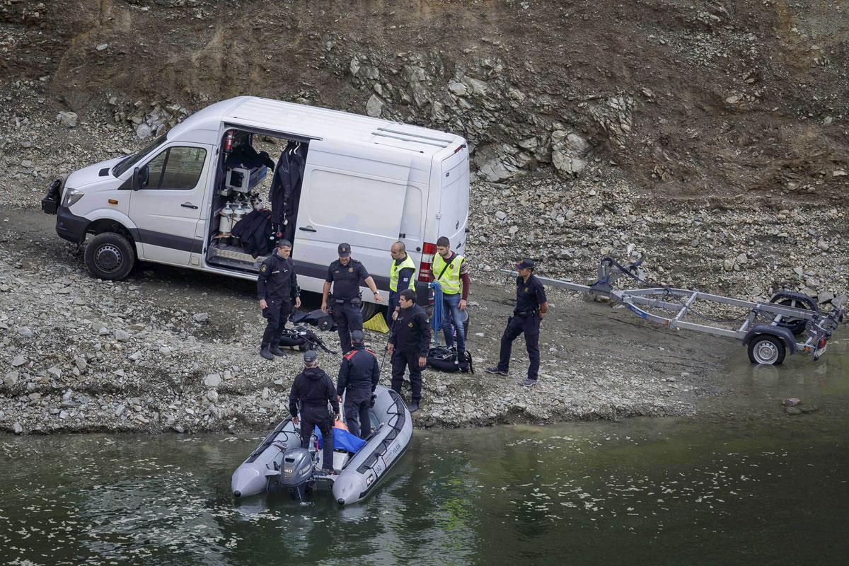 Los Mossos d'Esquadra en el pantano de Susqueda donde fueron hallados dos cadáveres ayer