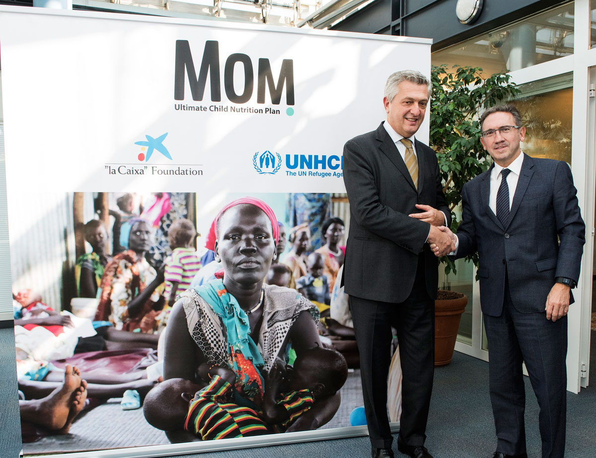El Alto Comisionado de la ONU para los Refugiados (ACNUR) y el director general de la Fundación La Caixa presentando el nuevo proyecto