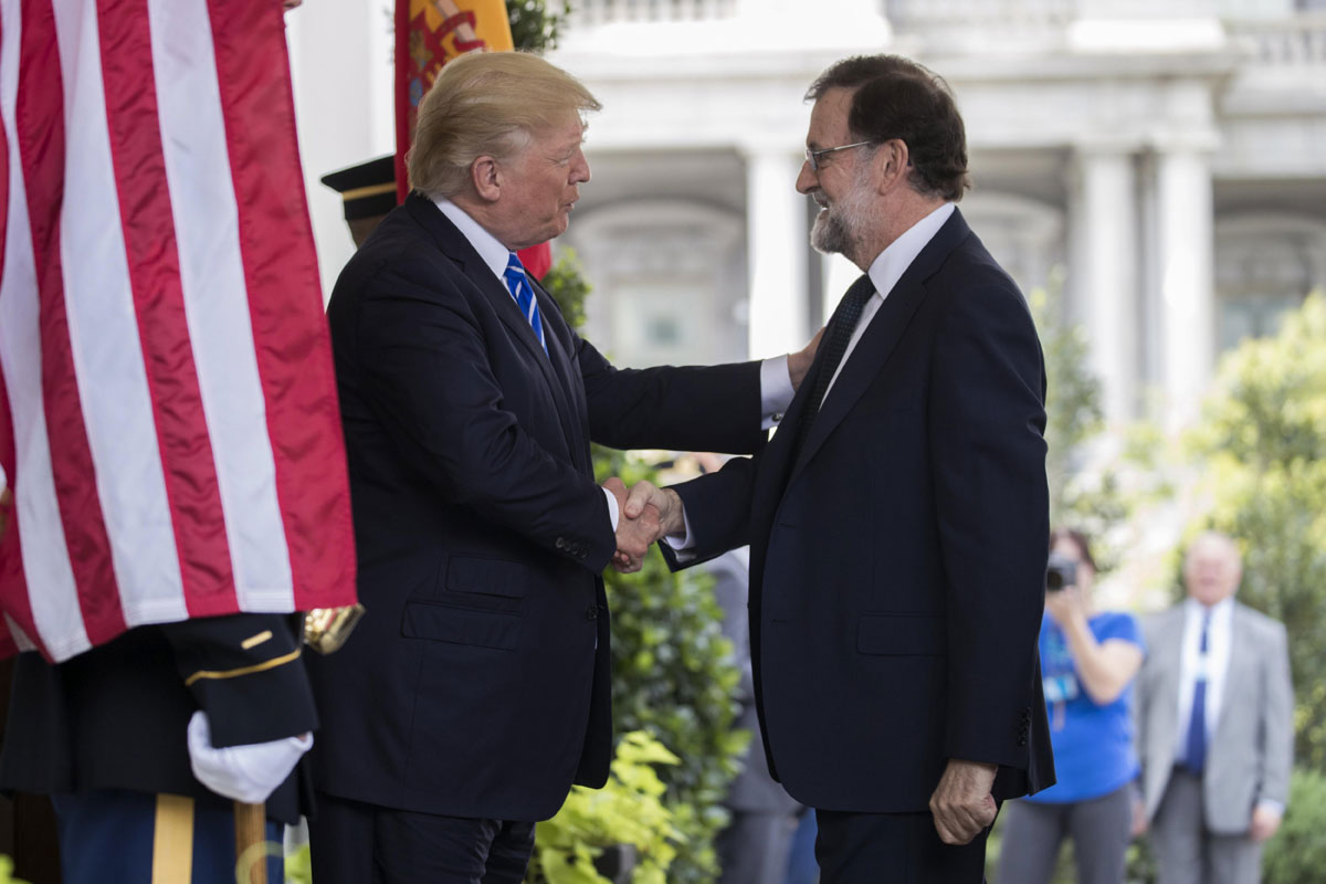 El presidente de EEUU, Donald Trump, estrechando la mano al presidente de España, Mariano Rajoy