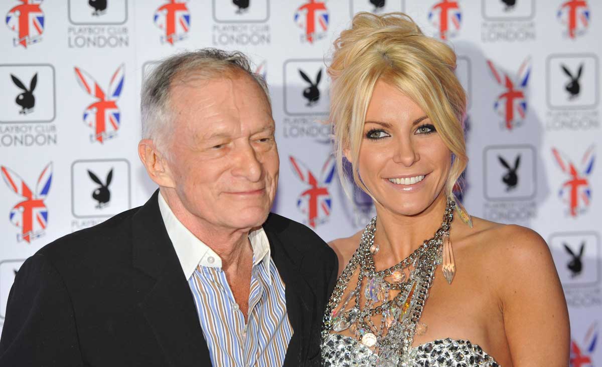 En la imagen, el editor en jefe de la revista Playboy Hugh Hefner (i) posa junto a su pareja, Crystal Harris (d). EFE/Archivo