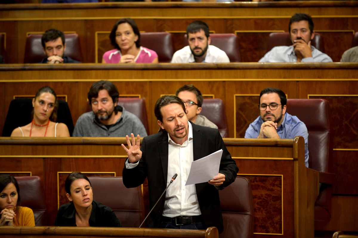 Pablo Iglesias y la bancada de Podemos durante una sesión de control