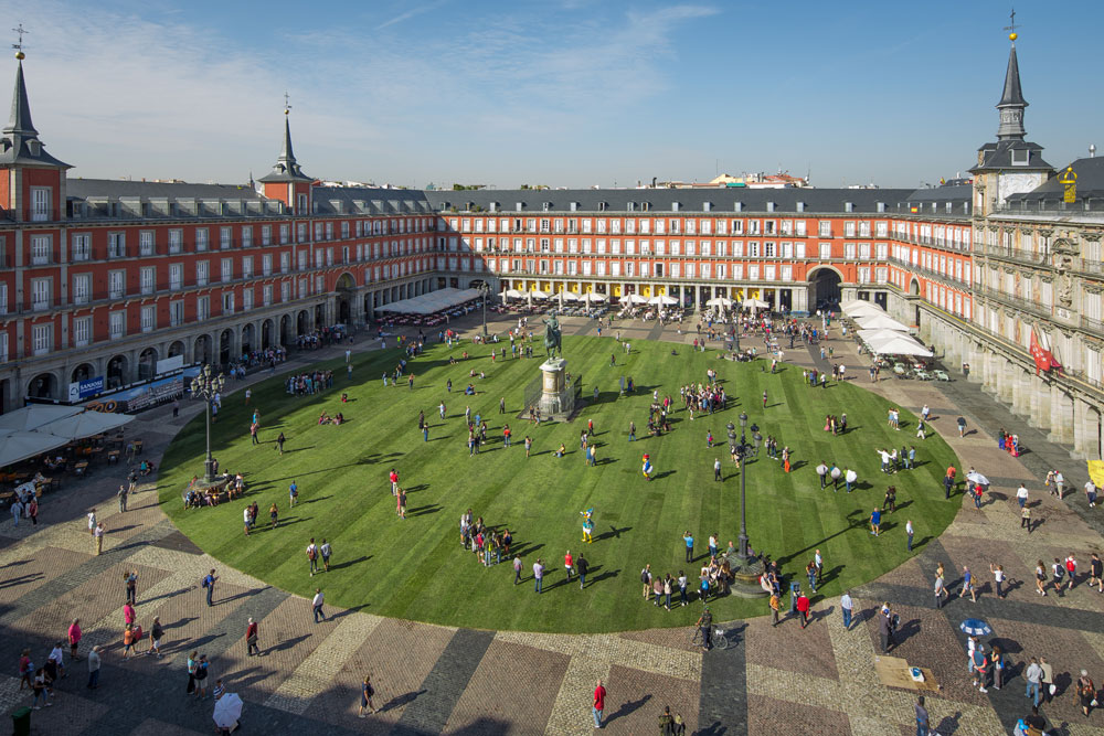 El césped toma la Plaza Mayor de Madrid por su IV centenario