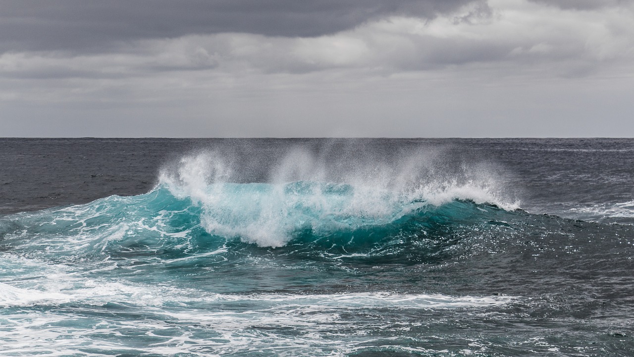 imagen de una ola en el mar. Pixabay