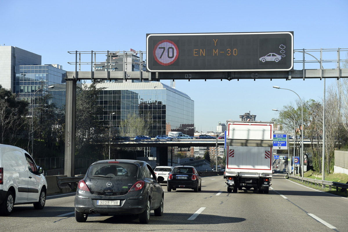 El Ayuntamiento de Madrid ha activado esta noche las restricciones al tráfico establecidas en el protocolo contra la contaminación aprobado en enero de 2016 fuente EFE