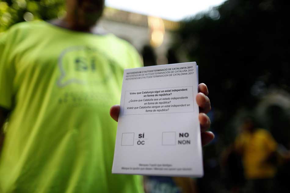 Una persona muestra una de las papeletas del referéndum sobre la independencia de Cataluña del pasado 1 de octubre.