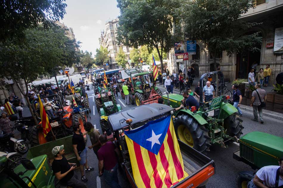 Varios tractores procedentes de diferentes puntos de la comarca de Barcelona son interceptados por los Mossos d'Esquadra cuando pretendían llegar a la Delegación del Gobierno de Cataluña. 