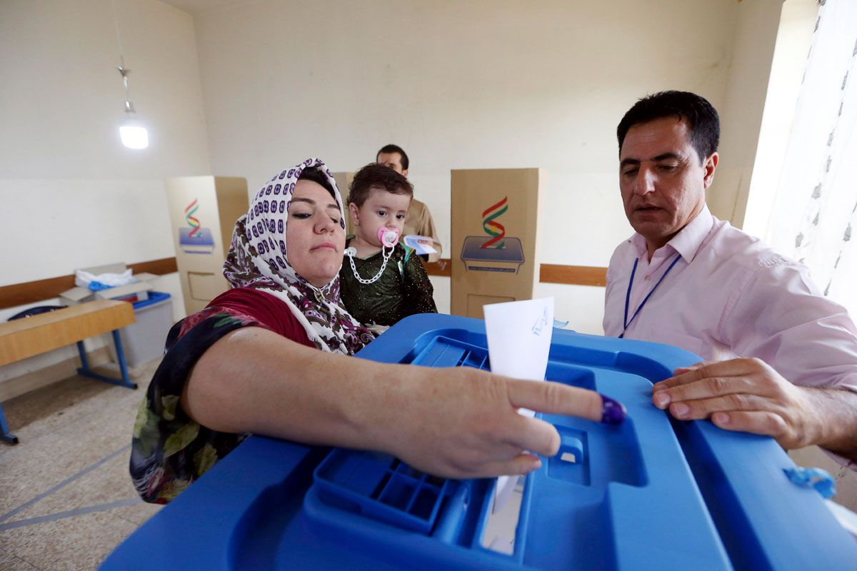 Una mujer kurda vota en el referéndum de independencia en un centro electoral en Erbil, en la región autónoma del Kurdistán iraquí, este lunes 25 de septiembre