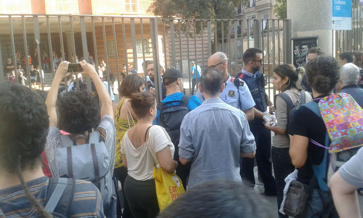 Agentes a las puertas de un colegio en Barcelona