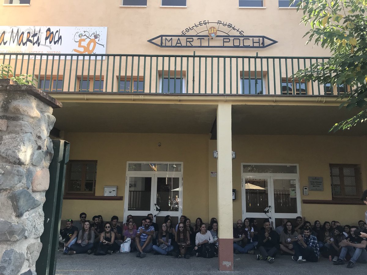 Estudiantes se amotinan en el colegio público Martí Poch