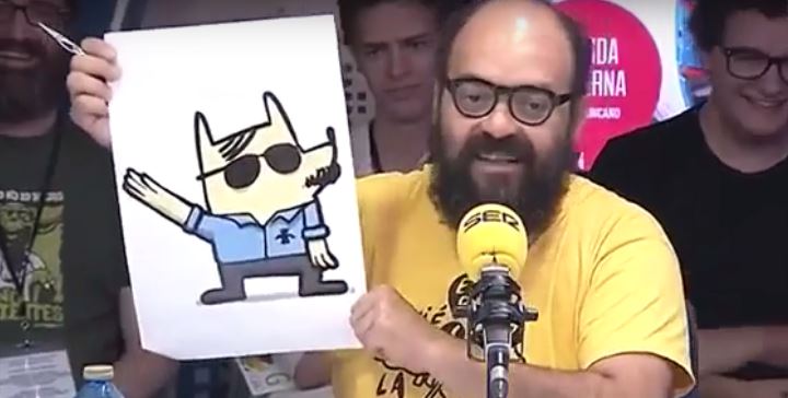 Ignatius Farray presentando a 'Cobi Facha', la mascota del independentismo, en una imagen de archivo